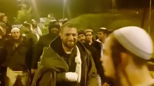 צפו - הפצוע מהפיגוע חזר לזירה כדי לערוך מסיבת הודיה