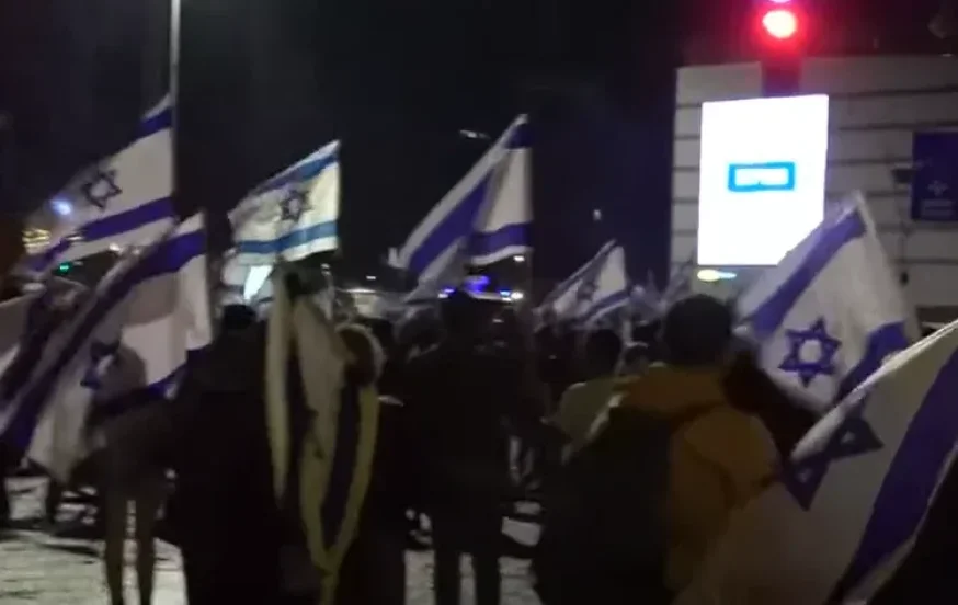 גם הערב: אלפי מפגינים בתל אביב נגד הרפורמה גם הערב: אלפי מפגינים בתל אביב נגד הרפורמה