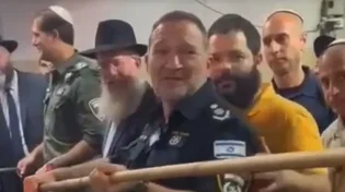 למרות הסערה הפוליטית: המפכ"ל אופה מצות בכפר חב"ד
