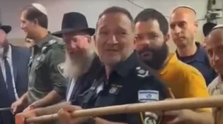 למרות הסערה הפוליטית: המפכ"ל אופה מצות בכפר חב"ד