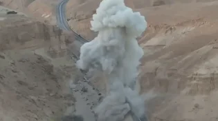 תיעוד מפוצץ: מצוק אדיר הופצץ באמצעות 18 טילי נ"ט ישנים