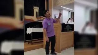 והיא שעמדה: הגוי התאילנדי מנצח על עשרות תלמידי חב"ד