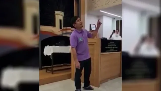 והיא שעמדה: הגוי התאילנדי מנצח על עשרות תלמידי חב"ד 