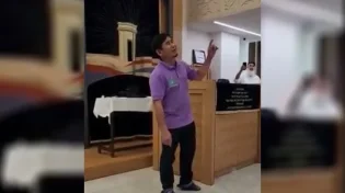 והיא שעמדה: הגוי התאילנדי מנצח על עשרות תלמידי חב"ד 