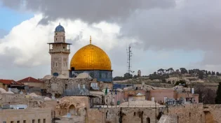צפו: התפרעו בהר הבית ונעצרו