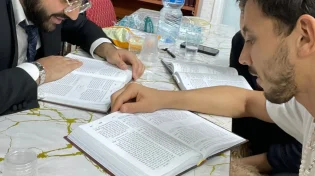 הזמר לירן דנינו בחברותא קבועה עם הרב אבידן סנדרוסי