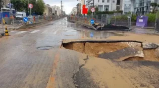 גשמים עזים: בור נפער בכביש בחולון