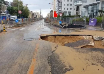 גשמים עזים: בור נפער בכביש בחולון