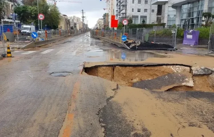 גשמים עזים: בור נפער בכביש בחולון