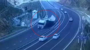תיעוד מטורף: משאית מלאה צבע התהפכה וזה מה שקרה