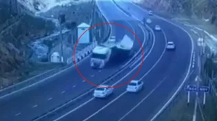 תיעוד מטורף: משאית מלאה צבע התהפכה וזה מה שקרה