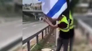 ערבי בשירות העירייה תועד תולש דגלים ודורך עליהם