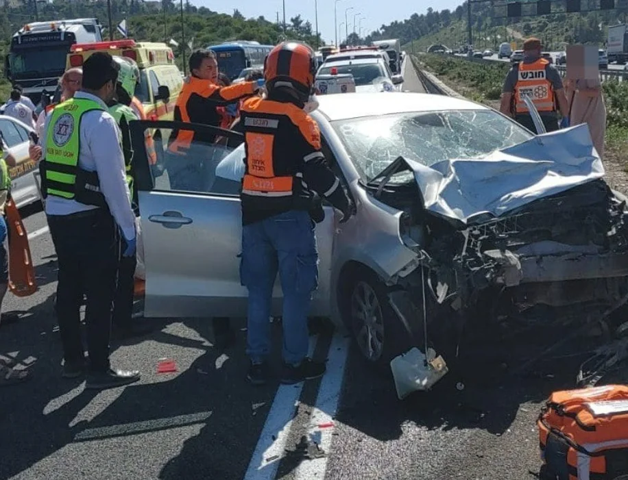 במהלך הצפירה: נהג התנגש במכונית שנעצרה באמצע הכביש במהלך הצפירה: נהג התנגש במכונית שנעצרה באמצע הכביש