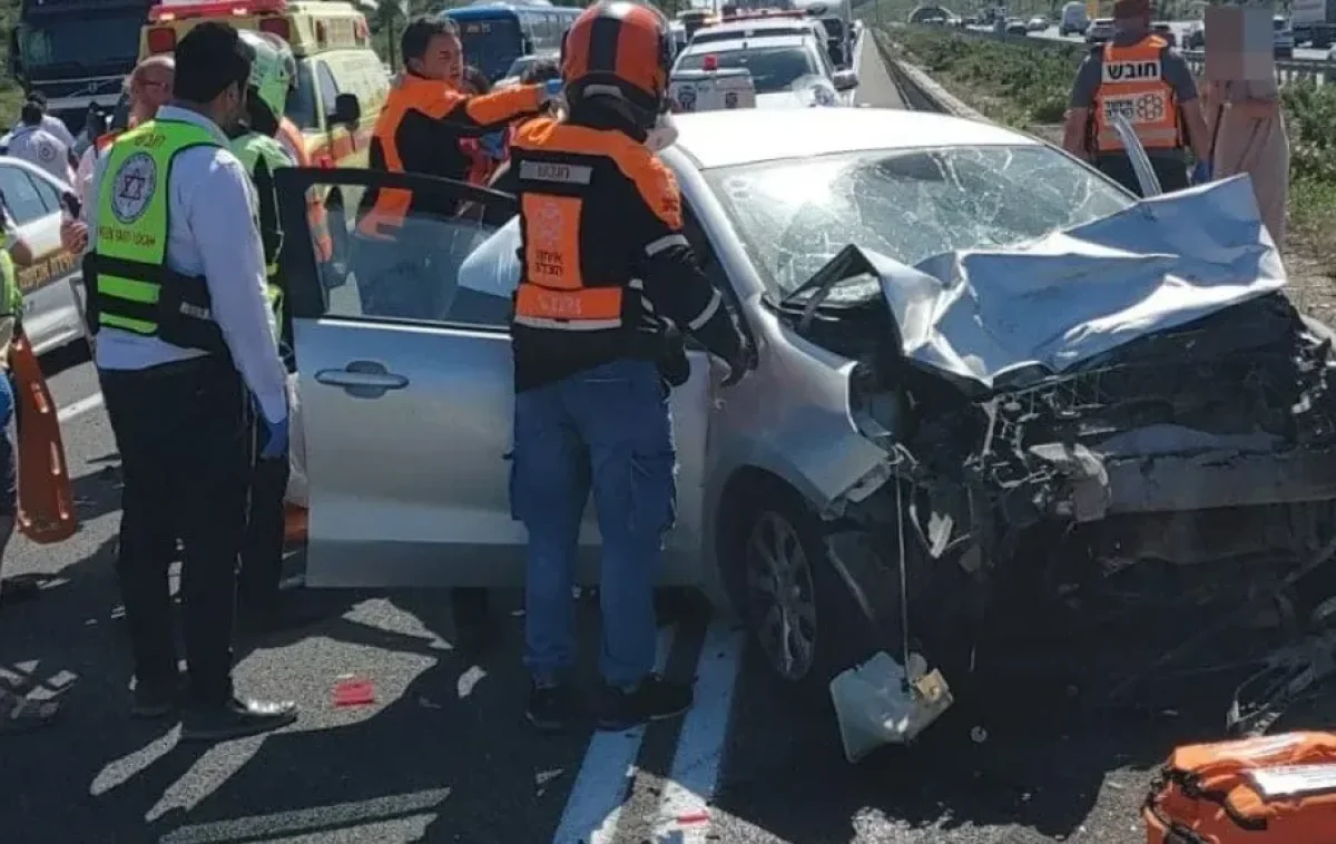 במהלך הצפירה: נהג התנגש במכונית שנעצרה באמצע הכביש במהלך הצפירה: נהג התנגש במכונית שנעצרה באמצע הכביש