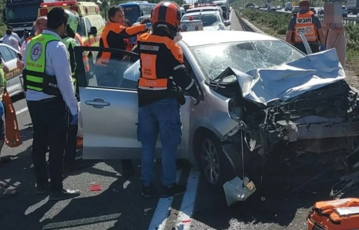 במהלך הצפירה: נהג התנגש במכונית שנעצרה באמצע הכביש 