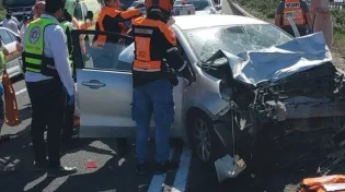 במהלך הצפירה: נהג התנגש במכונית שנעצרה באמצע הכביש