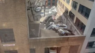 חניון קרס במנהטן: צפו ברגעי הקריסה