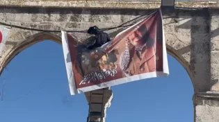 תיעוד מהר הבית: שוטרים מסירים דגלים של ארגוני טרור