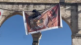 תיעוד מהר הבית: שוטרים מסירים דגלים של ארגוני טרור