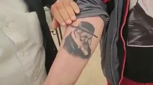 לא תאמינו מה יש לשומר הגוי על היד