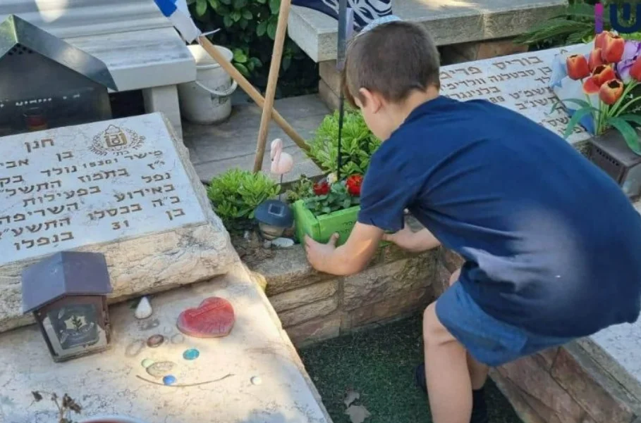 בבית הקברות הצבאי: המחווה המרגשת של ילדי תלמוד התורה לחללים 