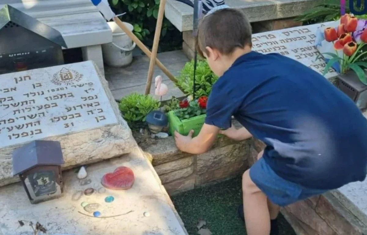 בבית הקברות הצבאי: המחווה המרגשת של ילדי תלמוד התורה לחללים 