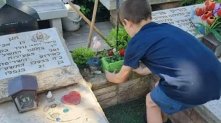 בבית הקברות הצבאי: המחווה המרגשת של ילדי תלמוד התורה לחללים