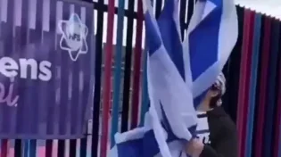 קנדה: ערבי בכאפייה תועד תולש ושורף דגלי ישראל