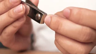 האם יש סכנה לגדל ציפורניים ארוכות?