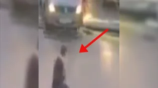 קיבל "דחיפה" מהשמיים? חצה את הכביש וכמעט נדרס