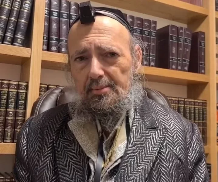 אוי לנו: אדם שלף סכין וניסה לדקור את הגר"ד קוק שליט"א