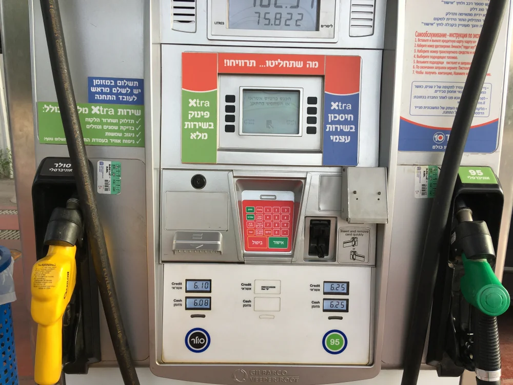 במקום העלאה: שר האוצר חתם על הפחתת מס הבנזין 