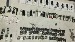 עשרות מכשירי טלפון נתפסו רגע לפני שהגיעו לבתי הסוהר