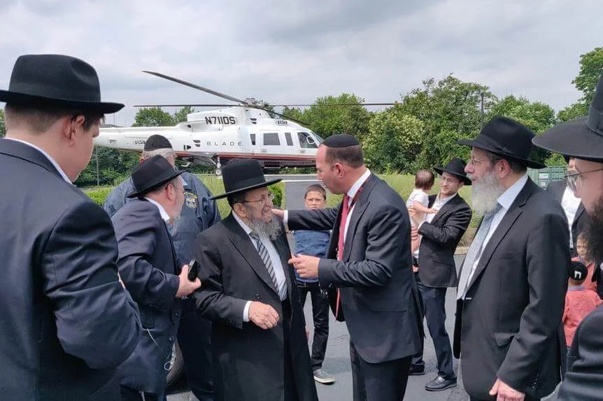 קבוצת חרדים מדברים וברקע מסוק