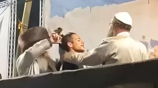 תיעוד מפתיע: הרב ארוש עשה חלאקה ליהודי שחזר בתשובה