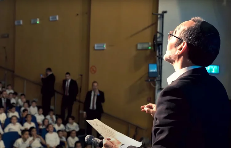 500 הורים וילדים נפגשו לשירת קולולם בניצוחו של הזמר ישי לפידות 500 הורים וילדים נפגשו לשירת קולולם בניצוחו של הזמר ישי לפידות