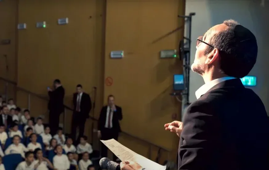 500 הורים וילדים נפגשו לשירת קולולם בניצוחו של הזמר ישי לפידות 500 הורים וילדים נפגשו לשירת קולולם בניצוחו של הזמר ישי לפידות