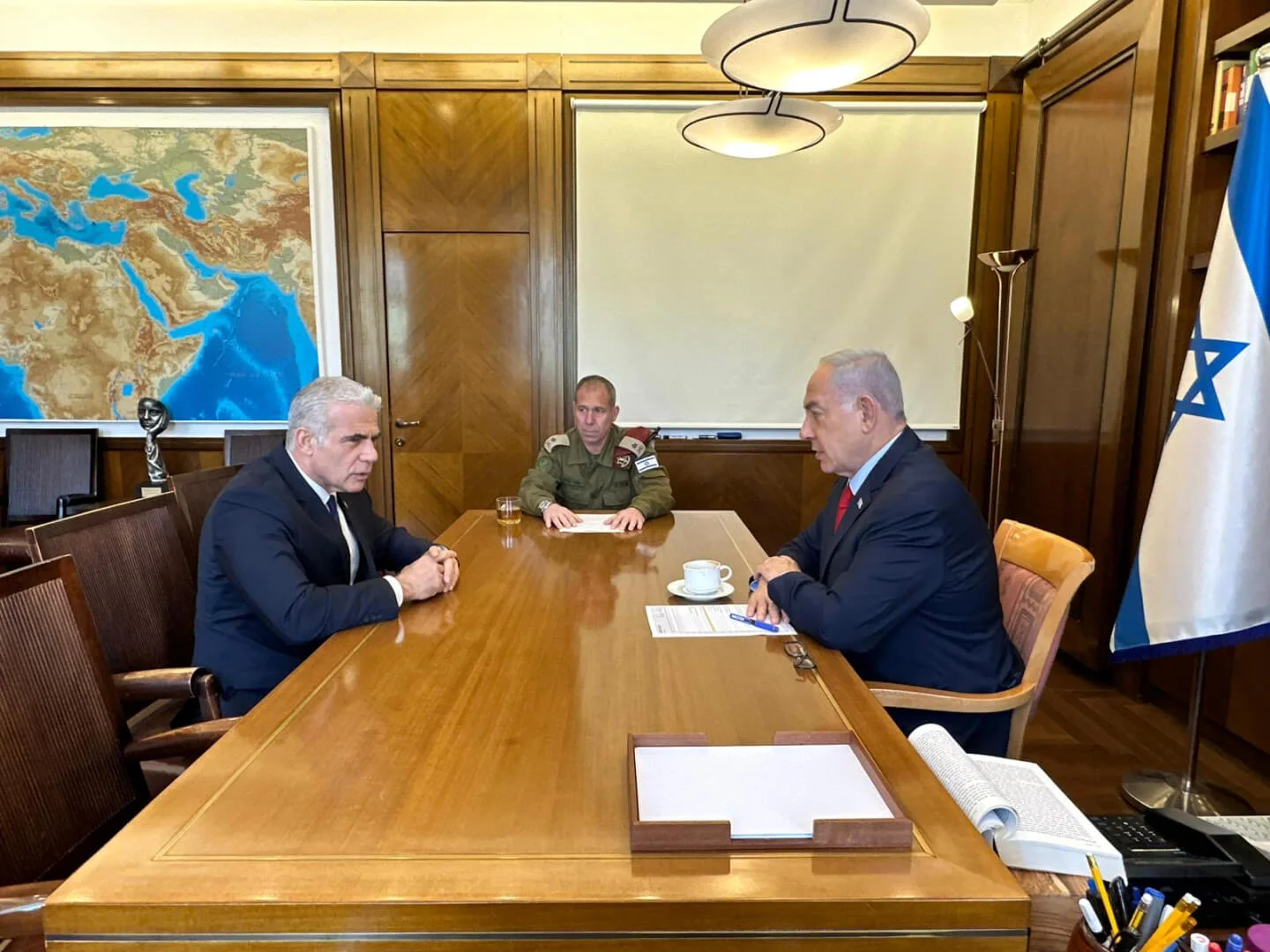 מבצע "מגן וחץ": נתניהו ולפיד נפגשו לעדכון ביטחוני