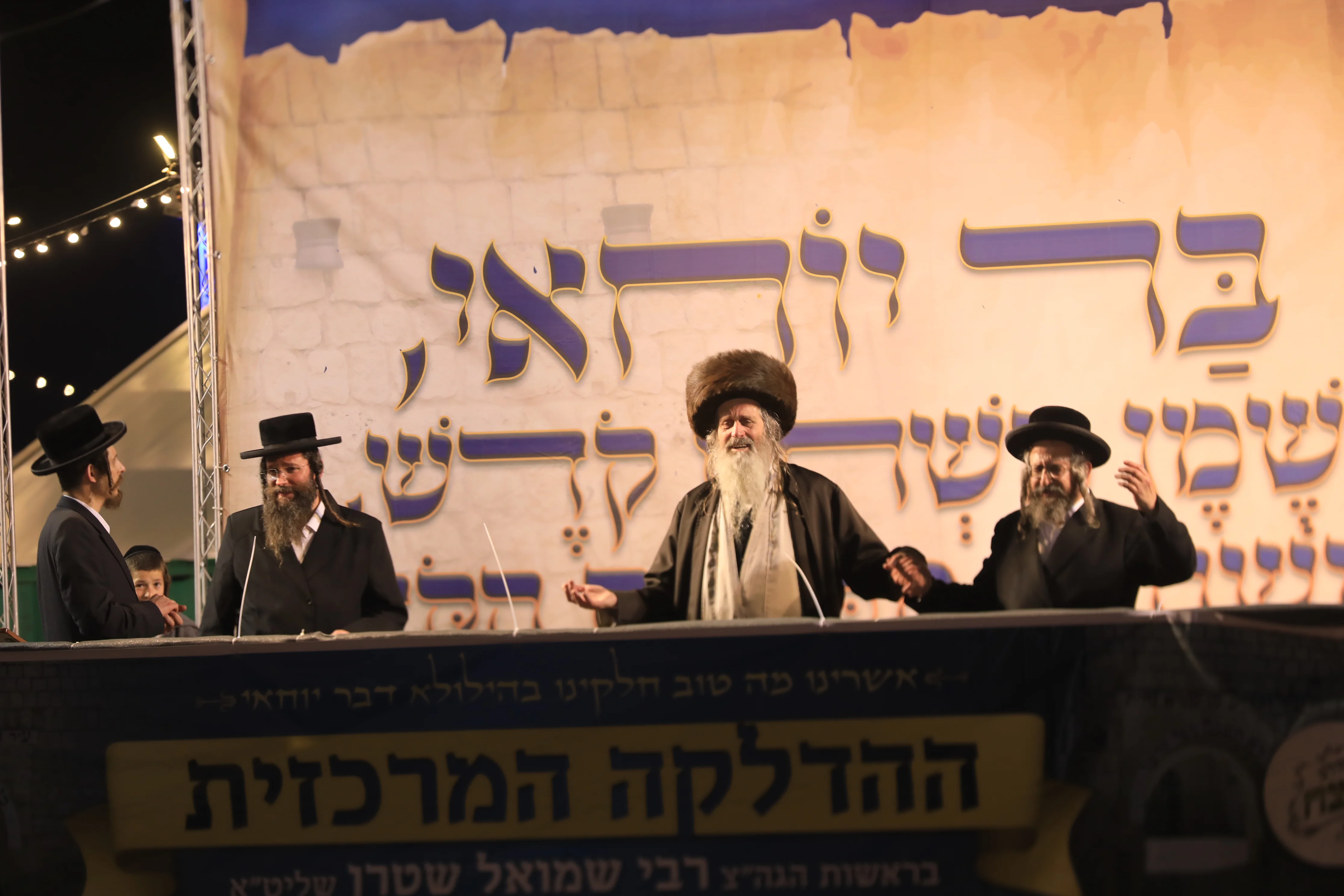 צפו: אלפים בהדלקה במירון שע"י קהילת ברסלב "נחלי נצח"