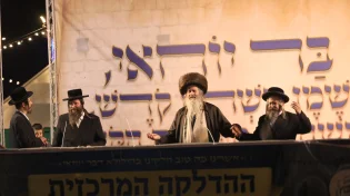 צפו: אלפים בהדלקה במירון של קהילת ברסלב "נחלי נצח"