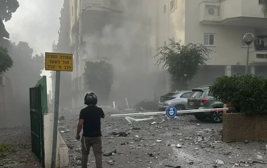 טרגדיה: הרוג ברחובות מפגיעת טיל בבניין מגורים טרגדיה: הרוג ברחובות מפגיעת טיל בבניין מגורים
