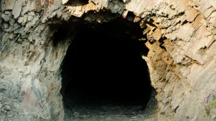 רבי שמעון ובנו התחבאו במערה: אבל יש עדות כי אדם נוסף היה בה