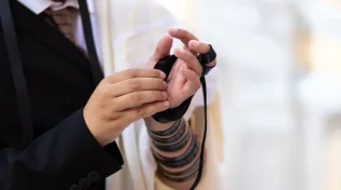 אתם תופתעו: במה האדם זוכה כשהוא מניח תפילין?
