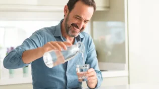 האם זה מסוכן לשתות הרבה מים? 