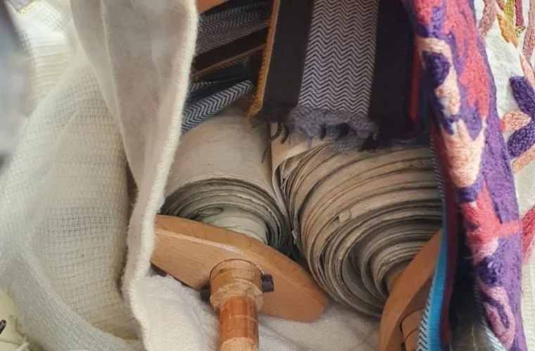 מבזות הכותל ניסו להבריח ספר תורה לרחבת הכותל המערבי בתוך תיק מבזות הכותל ניסו להבריח ספר תורה לרחבת הכותל המערבי בתוך תיק