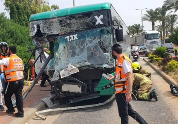 אוטובוס בחיפה התנגש בחומה: 13 בני אדם נפצעו 