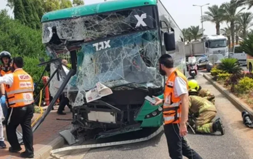 אוטובוס בחיפה התנגש בחומה: 13 בני אדם נפצעו אוטובוס בחיפה התנגש בחומה: 13 בני אדם נפצעו