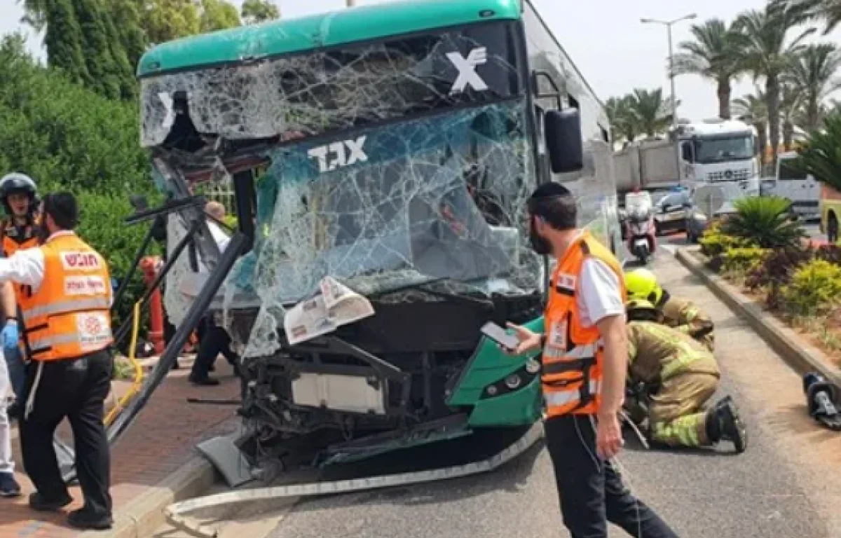 אוטובוס בחיפה התנגש בחומה: 13 בני אדם נפצעו 