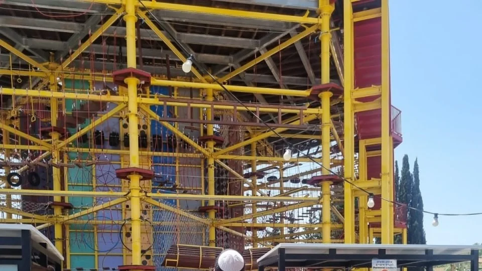 בת 13 נפצעה קשה מנפילה בפארק חבלים בירושלים