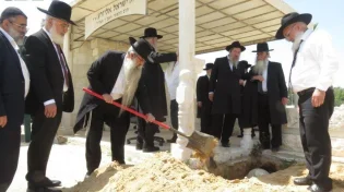 לקראת חג השבועות: מעמד של כבוד לספרי הקודש הגנוזים